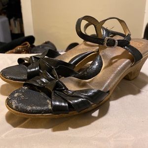 Women’s vintage black sandals with kitten heel!